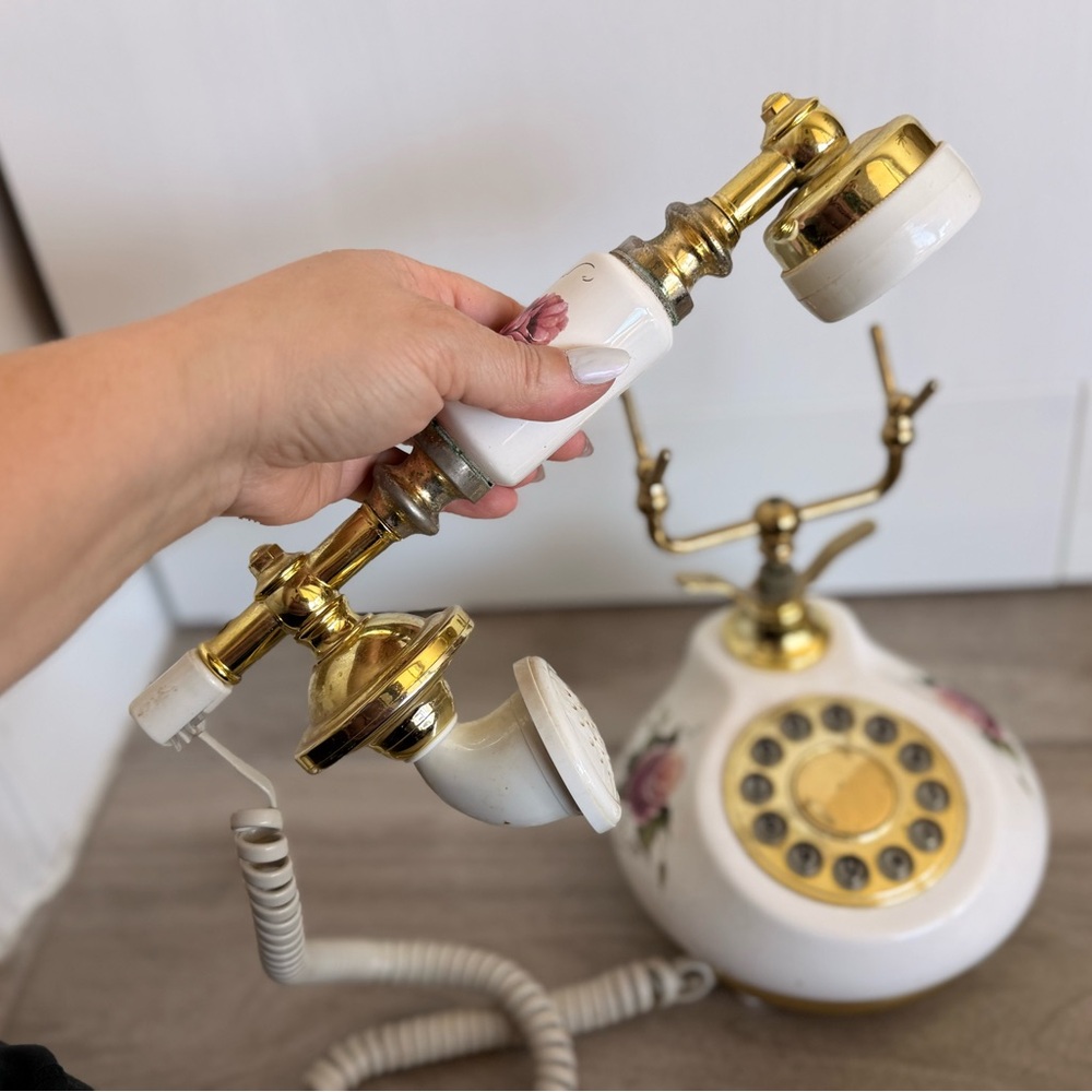 Elegant Floral Rotary Phone with Gold Details - Picture 3 of 6